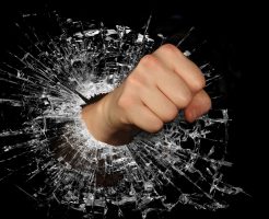 見つけられないので怒りのパンチ