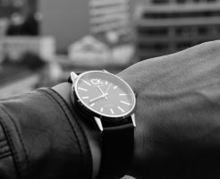 時間を確認する人