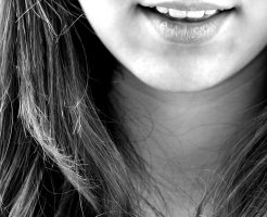 口臭を気にする女性