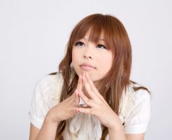 選べずに悩んでいる姿